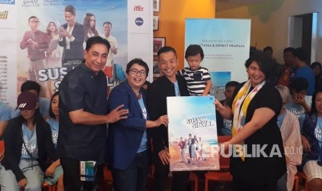 Ernest Prakasa dan Ika Natassa mengadaptasi film Susah Sinyal ke dalam sebuah novel, di Jakarta, Selasa (9/1).