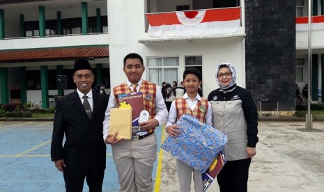 Ernest Regia Achmad (kedua dari kiri) mendapatkan apresiasi dari Sekolah Bosowa Bina Insani atas prestasinya sebagai juara OSN bidang Matematika dan hafizh Quran.