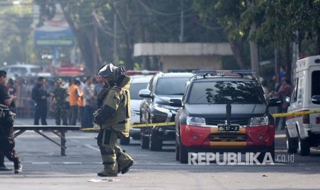 Personel penjikan bom (Jibom) bersiap melakukan identifikasi di lokasi ledakan Gereja Katolik Santa Maria Tak Bercela di Ngagel Madya, Surabaya, Jawa Timur, Minggu (13/5). 