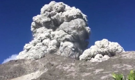 Erupsi Freatik Gunung Merapi