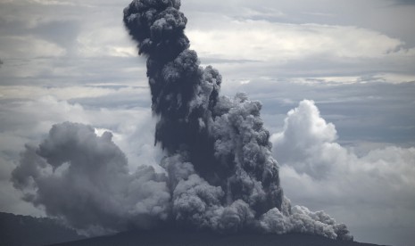 Erupsi Gunung Anak Krakatau terlihat dari KRI Torani 860 saat berlayar di Selat Sunda, Lampung, Selasa (1/1/2019). 