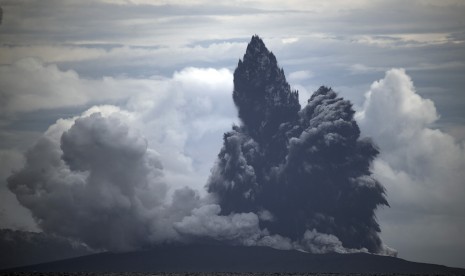 Erupsi Gunung Anak Krakatau terlihat dari KRI Torani 860 saat berlayar di Selat Sunda, Lampung, Selasa (1/1/2019). 