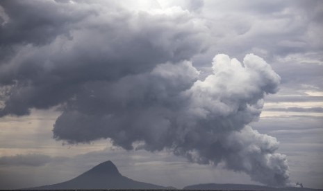 Erupsi Gunung Anak Krakatau terlihat dari KRI Torani 860 saat berlayar di Selat Sunda, Lampung, Selasa (1/1/2019).