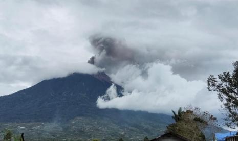 Erupsi Gunung Kerinci, Rabu (11/1/2023). Gunung Kerinci di Provinsi Jambi kembali mengalami erupsi pada Jumat (3/2/2023) yang disertai gempa tremor dengan amplitudo 0,5 sampai delapan milimeter. 