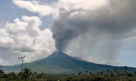 Erupsi Gunung Lewotobi Laki-Laki. Lahar hujan dapat mengalir dari Gunung Lewotobi ketika hujan deras mengguyur puncak gunung berstatus level III atau Siaga itu.