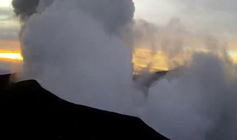 Erupsi Gunung Marapi, Sumatra Barat, Sabtu (7/1/2023) . Status Gunung Marapi Sumatra Barat berada di level II atau waspada 