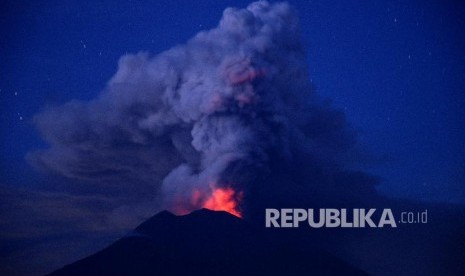 Erupsi magmatik Gunung Agung terlihat dari Kubu, Karangasem, Bali, Selasa (28/11).