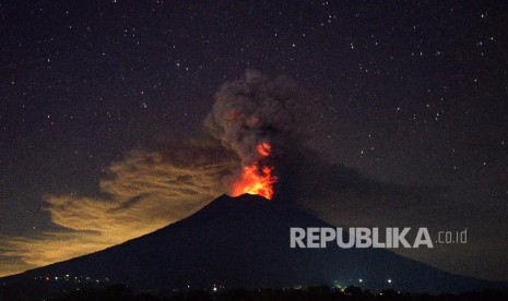 Erupsi magmatik Gunung Agung terlihat dari Kubu, Karangasem, Bali, Selasa (28/11).