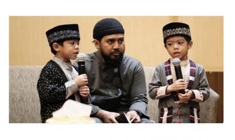 Erwin Raja bersama anak kembarnya Al Ghazali Tsaqib Janitra Raja dan Al Khalifi Zikri Jonea Raja.