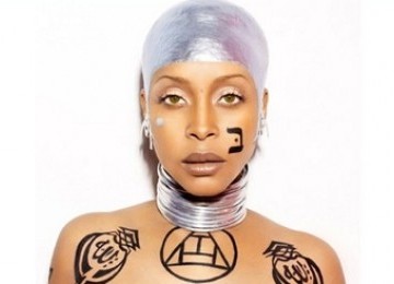 Erykah Badu dengan tato di tubuhnya