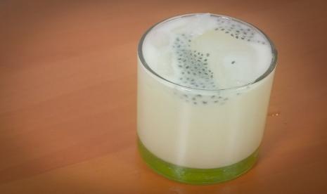 Es bakteri baik merupakan paduan minuman probiotik, susu full cream dan sirup melon.