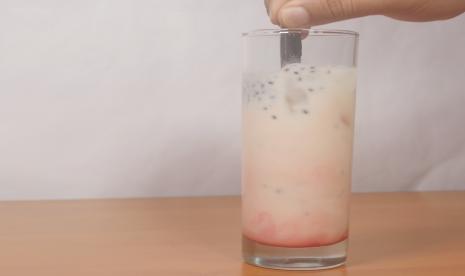 Es bakteri pink merupakan kreasi berbuka puasa yang terdiri minuman probiotik, susu dan sirup cocopandan.