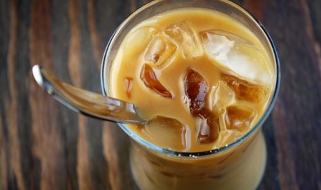 Es kopi dingin bisa dibuat dengan cara biasa atau menggunakan teknik cold brew coffee.