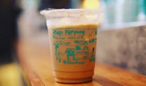 Es kopi kampung dari kedai Di Bawah Tangga, Mal Gandaria City, Jakarta.