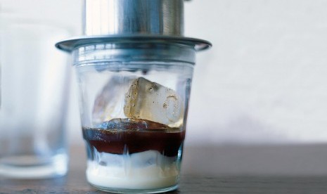 Es kopi Vietnam biasanya tersaji dengan susu kental manis dan es batu lalu kopi akan menetes pelan-pelan ke gelas.