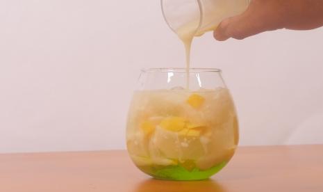 Es menari merupakan kreasi berbuka puasa yang terdiri dari melon, nangka dan timun suri. 