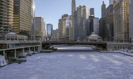 Es menutup Sungai Chicago, Rabu (30/1). Embusan udara mengandung es dari kutub utara membawa suhu rendah yang mematikan di Amerika Serikat bagian barat-tengah.  