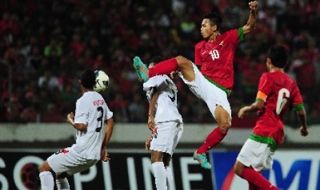 Pesepak bola tim nasional Indonesia, Muchlis Hadi (kedua kanan) berebut bola dengan pesepak bola timnas Timor Leste dalam pertandingan babak semifinal Piala AFF U-19 Championship 2013 di Gelora Delta Sidoarjo, Jatim, Jumat (20/9) malam.