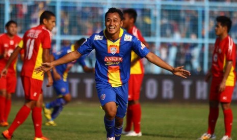 esepakbola Arema Indonesia Cronus, Samsul Arif melakukan selebrasi usai mencetak gol di gawang Semen Padang dalam pertandingan Delapan Besar Putaran Pertama di Stadion Kanjuruhan, Malang,