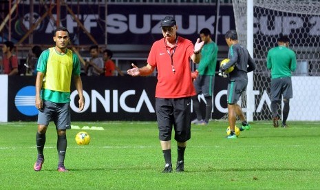 Pesepakbola Timnas Indonesia Rizky Pora (kiri) mendapat arahan pelatih Alfred Riedl (kedua kiri) pada uji coba lapangan stadion Pakansari jelang laga final Piala AFF lawan Thailand, Rabu (13/12). 