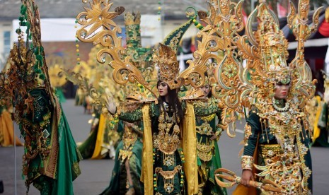 eserta mengenakan kostum Sriwijaya saat tampil di Jember Fashion Carnaval (JFC) ke-16 di Jember, Jawa Timur