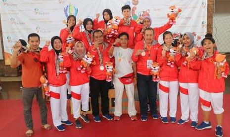 Esi, mahasiswa UBSI Tasikmalaya bersama tim sepak takraw Kota Tasikmalaya,  meraih medali perunggi di Porda XIII Jawa Barat 2018.