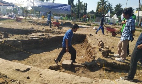 Ekskavasi Arkeologi Keraton Kesultanan Banten di reruntuhan bagian utara Keraton Surosowan, di Kecamatan Kasemen, Kota Serang, Banten. Beberapa peninggalan masa kesultanan ditemukan seperti uang logam dari berbagai negara hingga berbagai keramik penjnggalan masa itu, Jumat (26/7).  