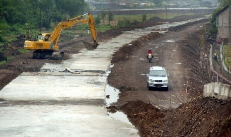 Eskavator tengah melakukan perbaikan jalan.