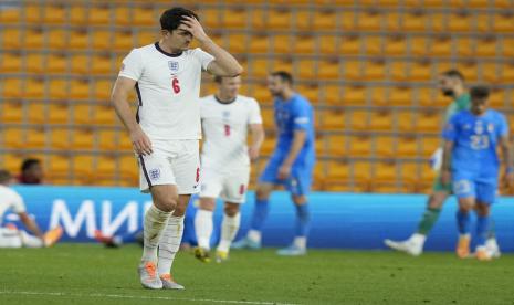 Eskpresi bek Inggris Harry Maguire saat menghadapi Italia pada laga UEFA Nations League di Stadion Wembley, Ahad (12/6/2022) dini hari WIB.