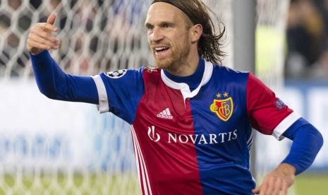 Eskpresi pemain FC Basel, Michael Lang seusai menjebol gawang Manchester United.