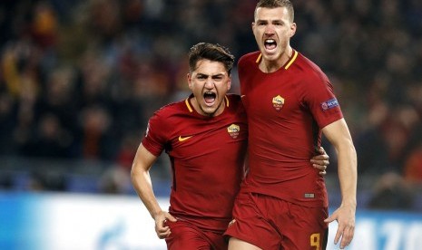 Penyerang AS Roma Edin Dzeko (kanan).