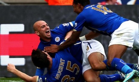 Esteban Cambiasso merayakan golnya ke gawang MU.