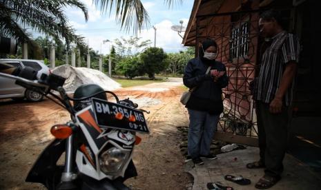 Ester Indah Putri, pemasar mikro atau biasa disebut mantri dari BRI. Indah merupakan mantri perempuan pertama yang bertugas di Pulau Rupat, salah satu pulau terluar di Indonesia yang berada di Provinsi Riau dan terletak di Selat Malaka. Perempuan berusia 28 tahun ini sudah menjadi mantri akhir 2019 lalu, setelah sebelumnya menjabat sebagai frontliner di salah satu kantor BRI.