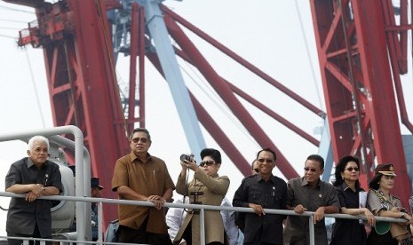 President Susilo Bambang Yudhoyono (second from left) inaugurates eight new projects of Pertamina worth 15.8 billion USD. The ceremony takes place on the warship, KRI Makassar, in Jakarta on Thursday.