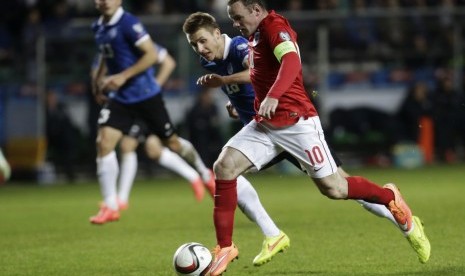 Estonia's Karol Mets challenges England's Wayne Rooney (R) during their Euro 2016 qualifying soccer match at the A. Le Coq Arena in Tallinn October 12, 2014.