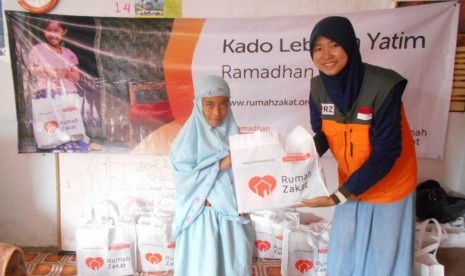 Esya Fitriyani (9 tahun) menerima Kado Lebaran Yatim dari Rumah Zakat di Kecamamatan Bumuwaras, Kota Bandar Lampung, belum lama ini. 