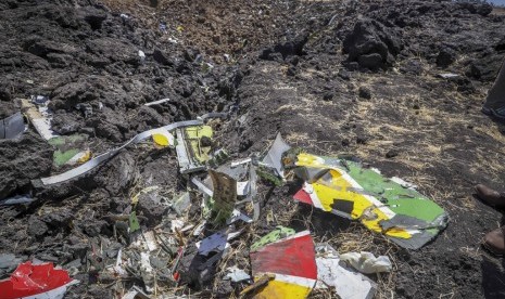 Ethiopian Airlines Jatuh. Puing-puing yang diduga berasal dari pesawat Ethiopian Airlines yang jatuh ditemukan di Hejere, 50 km dari Addis Ababa, Kenya (10/3).