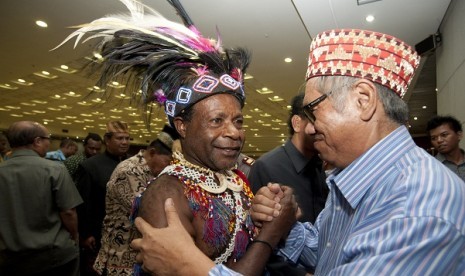 Ethnic leaders from Papua and Lampung greet each other after House of Representative ratify bill on new autonomous regions on Thursday. The plenary session decides a new province, North Kalimantan, and four new districts, namely Pangandaran (Province of We