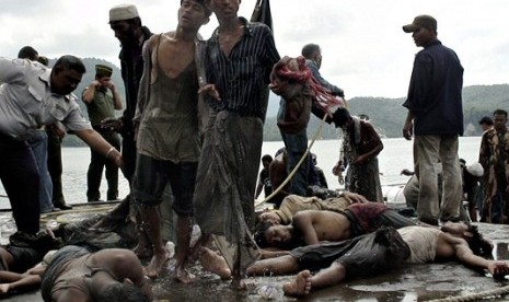 Ethnic Rohingya refugees arrive on dry land after being rescued by Acehnese fishermen Jan. 7, 2009 on Sabang, an island off the coast of Banda Aceh, Indonesia. One hundred ninety-three men of Rohingya ethnicity, 17 from Bangladesh and the others from Myanm