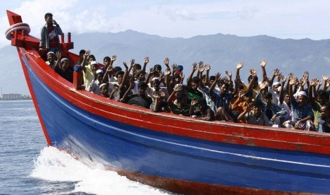 Ethnic Rohingya refugees from Myanmar wave as they are transported by a wooden boat to a temporary shelter in Krueng Raya in Aceh Besar April 8, 2013. (file photo) 