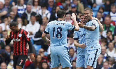 Etihad Stadium - 10/5/15 Manchester City's Aleksandar Kolarov celebrates scoring their second goal with James Milner and Frank Lampard