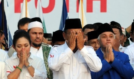 etua Dewan Pembina Partai Gerindra Prabowo Subianto (keempat kanan) didampingi mantan istrinya Titiek Soeharto (kelima kanan).