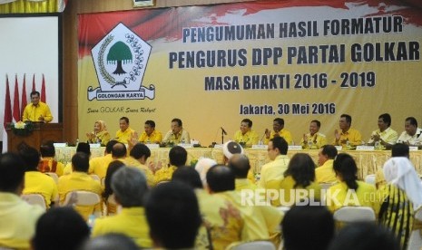 etua Harian DPP Partai Golkar Nurdin Halid (Kiri) saat membacakan Pengumuman Hasil Formatur tentang Susunan Pengurus DPP Partai Golkar di Kantor DPP Partai Golkar, Jakarta, Senin (30/5).