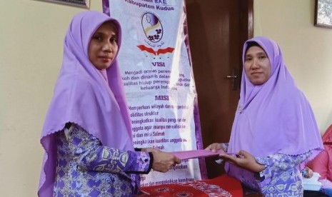 etua Pimpinan Cabang (PC) Persaudaraan Muslimah (Salimah) Kecamatan Bae Kabupaten Kudus, Siti Rosyidah, S.Pd resmi mengukuhkan dan melantik pengurus Pra Salimah Desa Ngembalrejo Sabtu (7/9). 