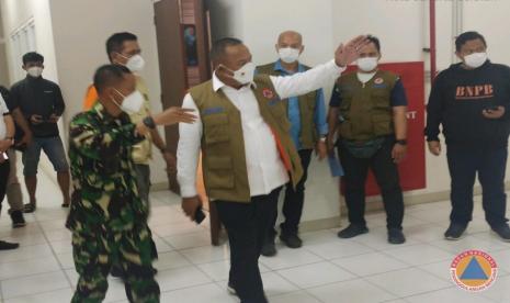 etua Satgas Penanganan Covid-19 Letjen TNI Ganip Warsito (baju putih memakai rompi) saat meninjau persiapan Rusun Pasar Rumput sebagai tempat isolasi pasien COVID-19 di Setiabudi, Jakarta Selatan, Sabtu (3/7).