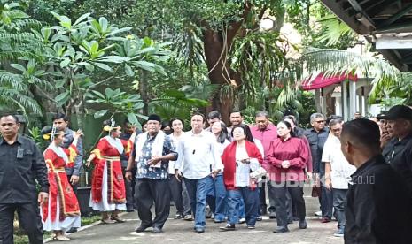 Ketua Umum DPP PDI Perjuangan (PDIP) Megawati Soekarnoputri didampingi cagub-cawagub Jakarta nomor urut 3, Pramono Anung dan Rano Karno saat akan menggunakan hak pilih, Rabu (27/11/2024).