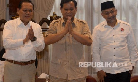 etua Umum Partai Gerindra Prabowo Subianto (tengah) bersama Pasangan Calon Gubernur Jawa Barat dari Partai Koalisi Asyik, Sudrajat (kiri) - Ahmad Syaikhu (kanan) saat melakukan pertemuan di Jakarta, Kamis (1/3). 