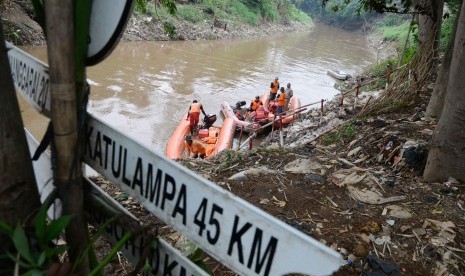 etugas dibantu warga membersihkan sampah di Kali Ciliwung, Jakarta, Rabu (11/11). 