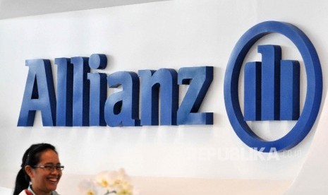 Petugas melintas di depan logo asurnasi Allianz di kantor pelayanan Asuransi Allianz.