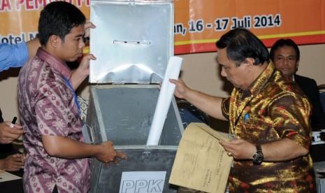 etugas merekapitulasi suara Pilpres 2014-2019 dari kecamatan